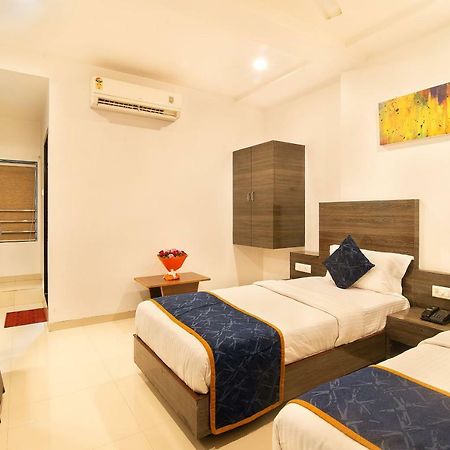 Hotel Sheetal Plaza Surat Bagian luar foto
