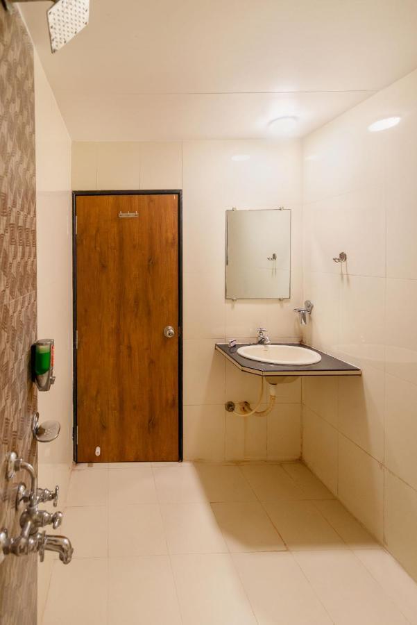 Hotel Sheetal Plaza Surat Bagian luar foto